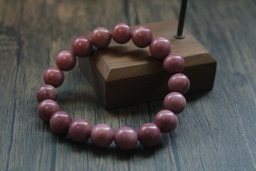 天然薔薇石手串粉色水晶愛情守護石手鏈