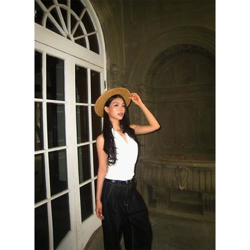 Turn up/陳腿兒 穿出皺感也時深V掛脖背心女自然垂墜交叉褶皺上衣