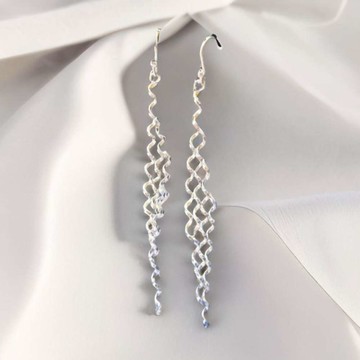 【摩達客】輕奢旋轉波浪垂墜銀色耳飾耳針耳環