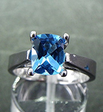 14K 白金戒指，鑲嵌瑞士 AAA 級天然藍色托帕石，枕形切割，尺寸 9x7 公釐，重 2.41 克拉。