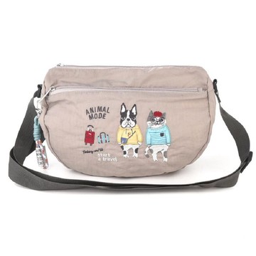 Kusuguru Japan 半月包 輕量防潑水斜背單肩包 動物風尚款-摩卡色