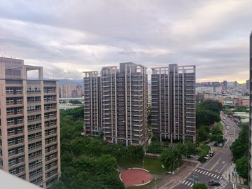 買到賺到 新莊超級城市愛丁堡大兩房車 ｜新北市新莊區新崑路