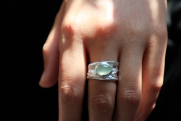 自然肌理層疊山影紋理純銀鑲嵌葡萄石寬臂開口戒指