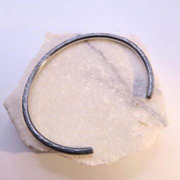 朦朧 黑 - 純銀鍛敲手環 寬度約3mm