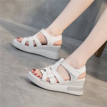 2025夏季坡跟真皮女涼鞋復古羅馬軟底增高厚底鞋露趾仙女風松糕鞋