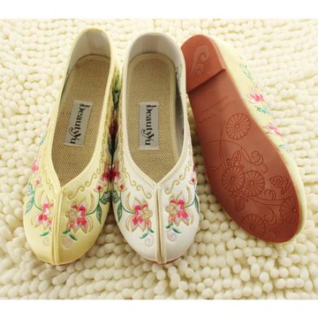 Beautyyu繡花鞋單鞋牛筋底漢服鞋內增高坡跟女鞋旗袍鞋黃色秀禾