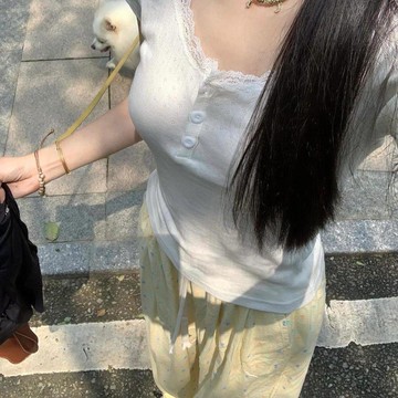 【純欲蕾絲拼接鈕釦】短袖T恤女 夏季 2026新款 收腰顯瘦 氣質套頭上衣 ins 短袖上衣 上衣短袖 蕾絲拼接 鈕釦上