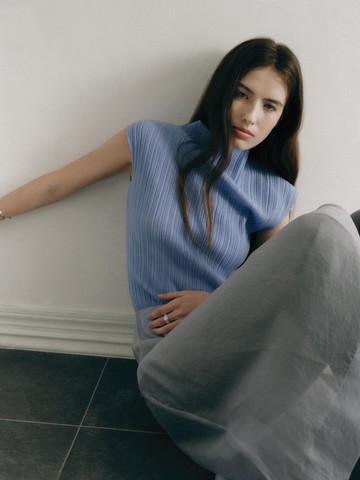Pleated Ribbed Sleeveless Sweater [Blue]