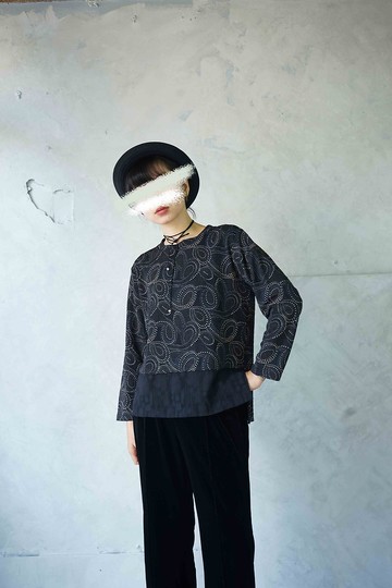 尋寶古著-歐普藝術黑色點線面印花拼接下襬上衣