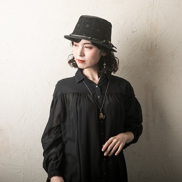 利用靛藍染色和泥染sashiko的印度復古布表現GIZA金字塔郡的帽子