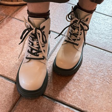 KOC穿搭｜ 復古雙色綁帶低筒厚底軍靴 奶油 (7D3084)