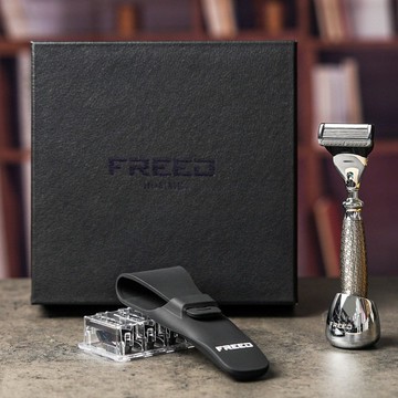 【FREED】尊爵四件組五刀式刮鬍刀禮盒-F滿版鍍鎳浮雕 客製化刻字