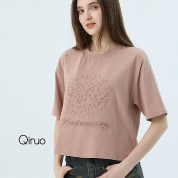 【Qiruo 奇若】專櫃女裝淺咖色上衣7188A 凸圖設計T桖