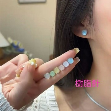 💯臺出夯貨＋正品保障🔐炫彩星空小方糖樹脂針耳釘女2026新款潮清透森系可愛甜美簡約耳飾 23D1R