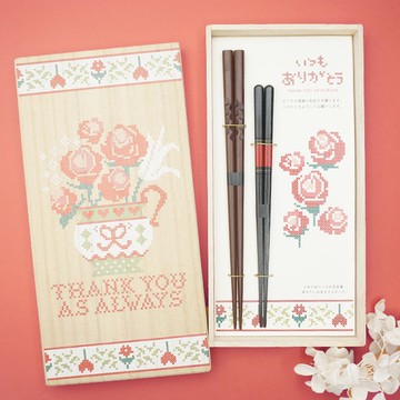 孝左衛門筷子禮品套裝，5朵玫瑰花，感情紡，小紋章雕刻，烏木千里情侶套裝（小紋章雕刻，23.5cm x 1，烏木千里，21.5cm x 1，泡桐盒）