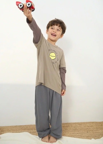 兒童成套_小熊暖窩．吸濕排汗假兩件式長袖睡衣(薑汁棕-不對稱笑臉)
