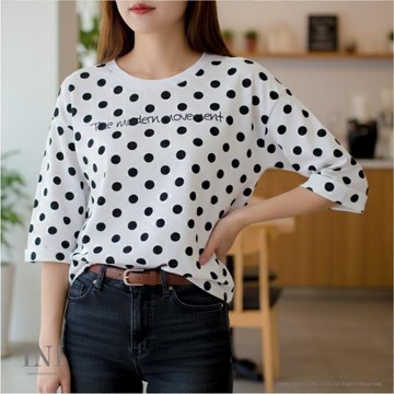 【INI】風格寬版、彈力韓版舒適面料波點上衣．白色