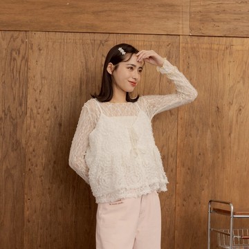 QUEENSHOP_F 長袖 姵萱聯名 配色木耳邊透膚蕾絲上衣-杏 S/M/L 現+預 【01099245】