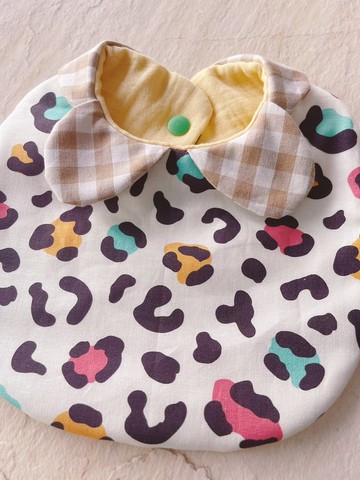 彩色豹紋。純棉六層紗蝴蝶領圍兜/可雙面用