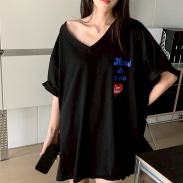 La Belleza韓版V領背後彩色小熊英文字紅色愛心印花舒適棉質落肩長版寬鬆T恤