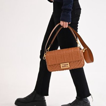 FENDI Baguette 經典FF壓紋手提肩背兩用法棍包(咖)
