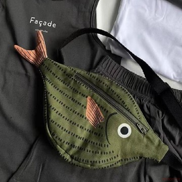 桃園出貨✨氣質兒童男女兒童寶寶防潑濺綠色海洋熱帶魚零錢包腰包斜挎小魚包