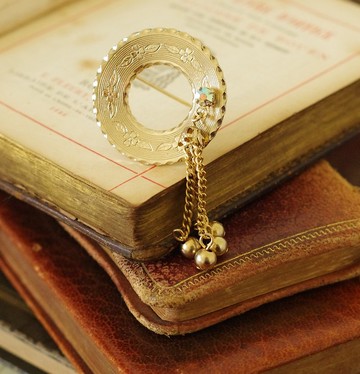 老又好古董珠寶 Vintage 圓形金色雕花流蘇別針 B2138