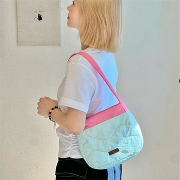 2026早春新款日系撞色尼龍云朵斜挎包輕便防水通勤百搭單肩腋下包