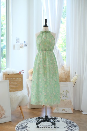 夏日連身裙 旅遊穿搭 極簡風格 綠色碎花圖案
