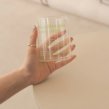 沐慕家居 英文字母玻璃水杯 2個 360ml 簡約牛奶杯  綠字矮杯款  1組