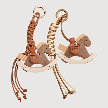 【活動滿額贈品】01/30-02/22  結帳滿3999元贈流蘇木馬吊飾乙個，數量有限贈完為止。