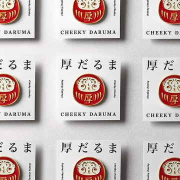 cheeky cheeky 日本吉祥物 厚達摩 達磨 金屬徽章 胸章
