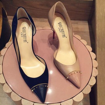 2025歐美潮鞋女士裸色尖頭鉚釘鞋黑色軟皮性感高跟鞋側空細跟單鞋