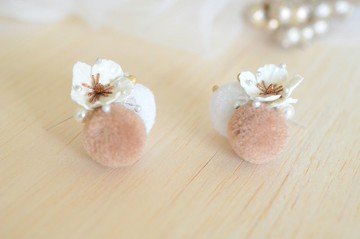 銀蓮花 褐白毛球 純銀耳環/耳夾