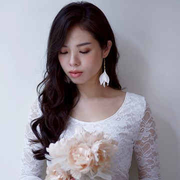 Rheia 優雅白長串水晶緞花耳環