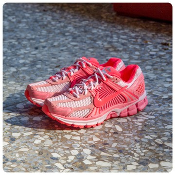 【逢甲 FUZZY】W Nike Zoom Vomero 5 Triple Pink 芭比 粉 FQ0257-666