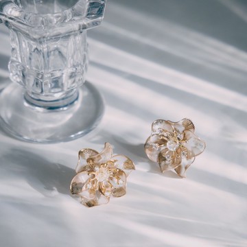 【珊瑚海-迷幻金】貼耳式耳環 | 水晶花飾品 | 新娘飾品
