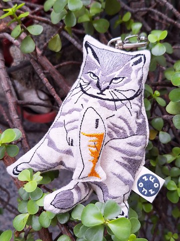 刺繡 貓小魚吊飾_ 刺繡、禮物、插畫、免運