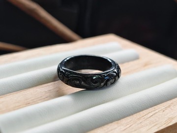 【親翠】天然翡翠 油亮黑烏雞鳳尾紋手指鐲9號戒圈　潮黑百搭