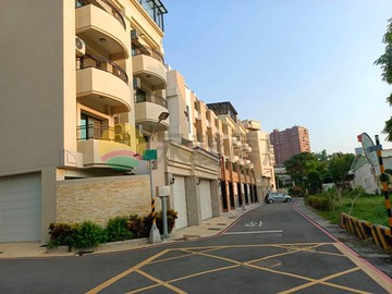 高鐵後站大面寬9米多雙店面-生活機能超方便｜高雄市左營區大中二路