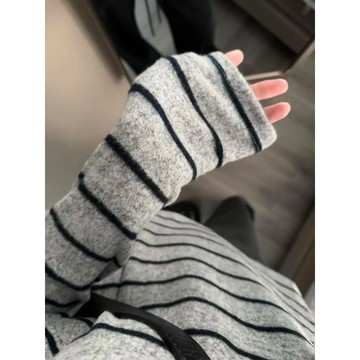 已售9642件💖淺灰色條紋針織衫~    寬鬆上衣   休閒上衣   慵懶風   設計感  秋冬穿搭  長袖上衣