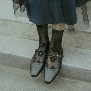 日系花朵造型透膚中筒襪 兩色售