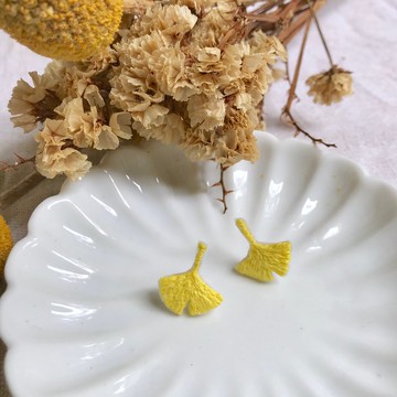手作刺繡//貼耳式銀杏葉耳環//可改夾式