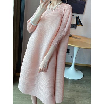 肌理感純色褶皺連衣裙寬松顯瘦慵懶遮肉復古方領三宅風長裙春秋薄