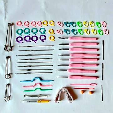 織女版67件鉤針工具組，包含收納盒、鉤針2組、麻花針3種、縫合針、記號扣10個與拆線器、皮尺等。