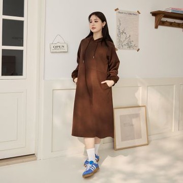 OB嚴選中大尺碼-雲朵自訂款-棉質抽繩後鬆緊休閒連帽洋裝《DA10631》