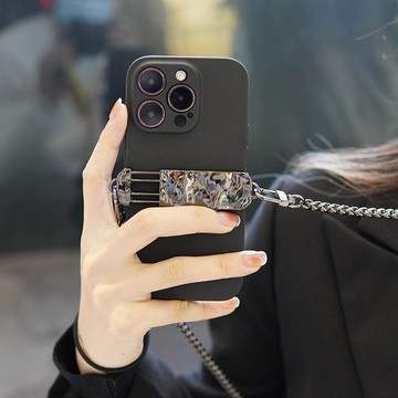 免運~小眾手機殼掛繩斜挎金屬手機背夾斜挎繩高顏值水波紋金屬鏈條氣質高級感女士安全防丟防