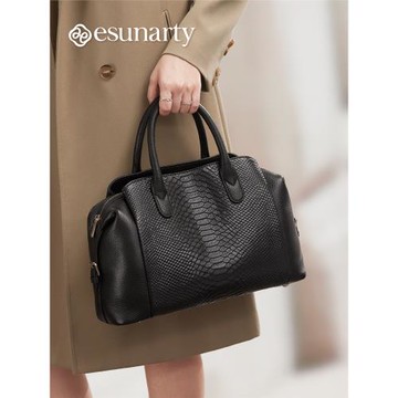 手提包女2026新款真皮女包大包大容量時尚鱷魚紋斜挎波士頓枕頭包