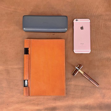 手帳本 | 手工皮件 | 客製化禮物 | 植鞣革-A4回收紙書套