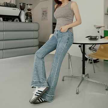 OB嚴選 視覺細-5KG．下襬抽鬚喇叭牛仔顯瘦褲《BA7596》大尺碼/女裝/現貨